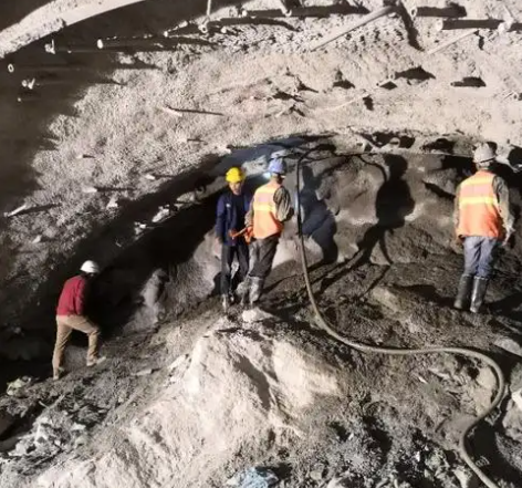 东源拱顶带模注浆料的施工流程及注意事项
